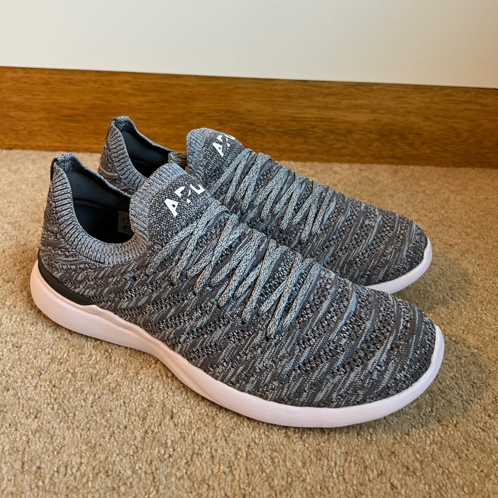 Men’s size 9.5 NWT in box never worn APL Techloom Wave sneaker